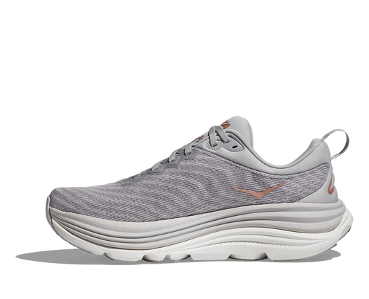 Hoka W Gaviota 5. Stabil och mycket dämpad springsko i dammodell. Ljusgråa toner i färg med fina rose detaljer. Hos Hoka specialisterna i Sverige.