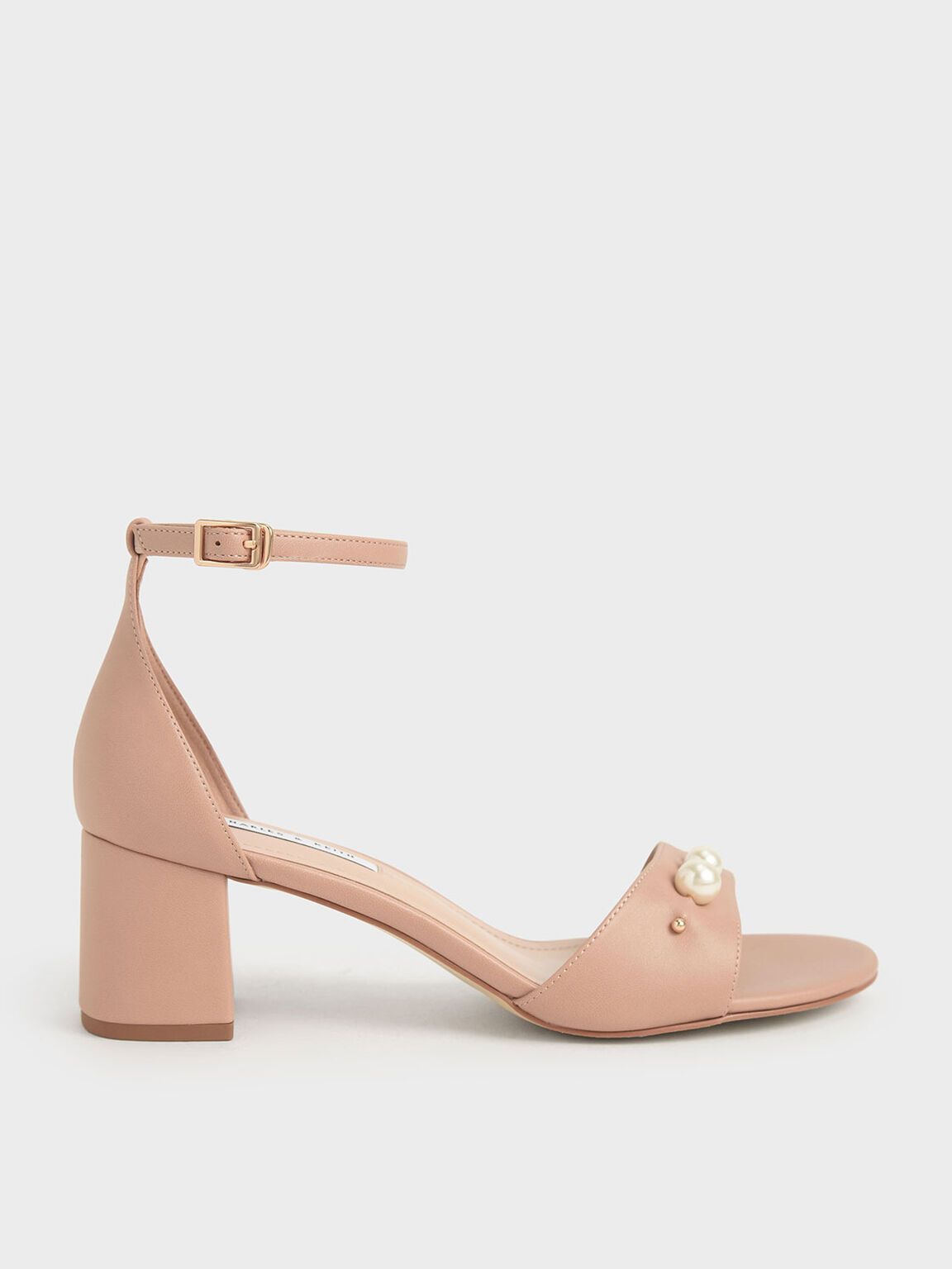 Verzierte Sandalen mit Blockabsatz