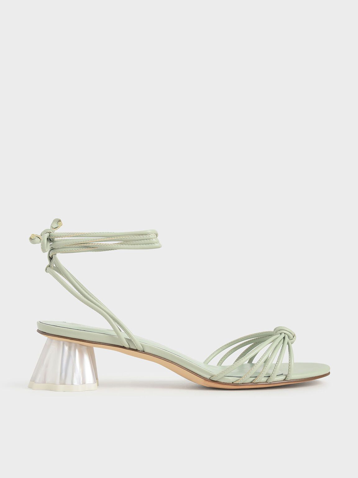 Knöchelbindende Sandalen mit geometrischem Absatz