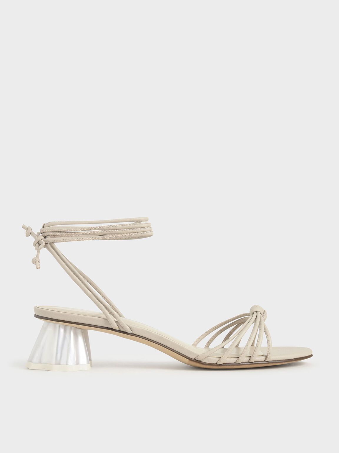 Knöchelbindende Sandalen mit geometrischem Absatz