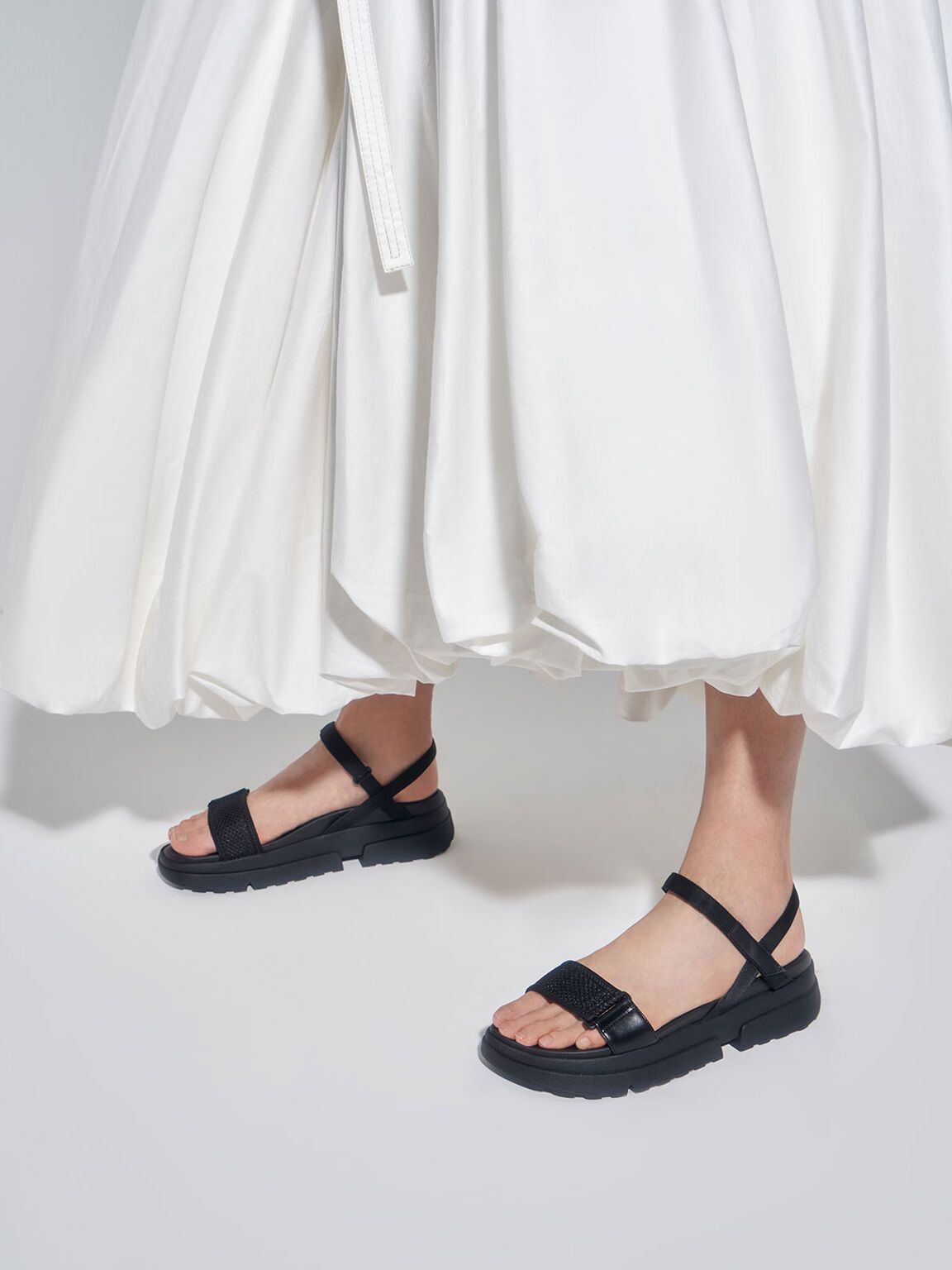 Flache Sandalen aus Mesh und Ripsband
