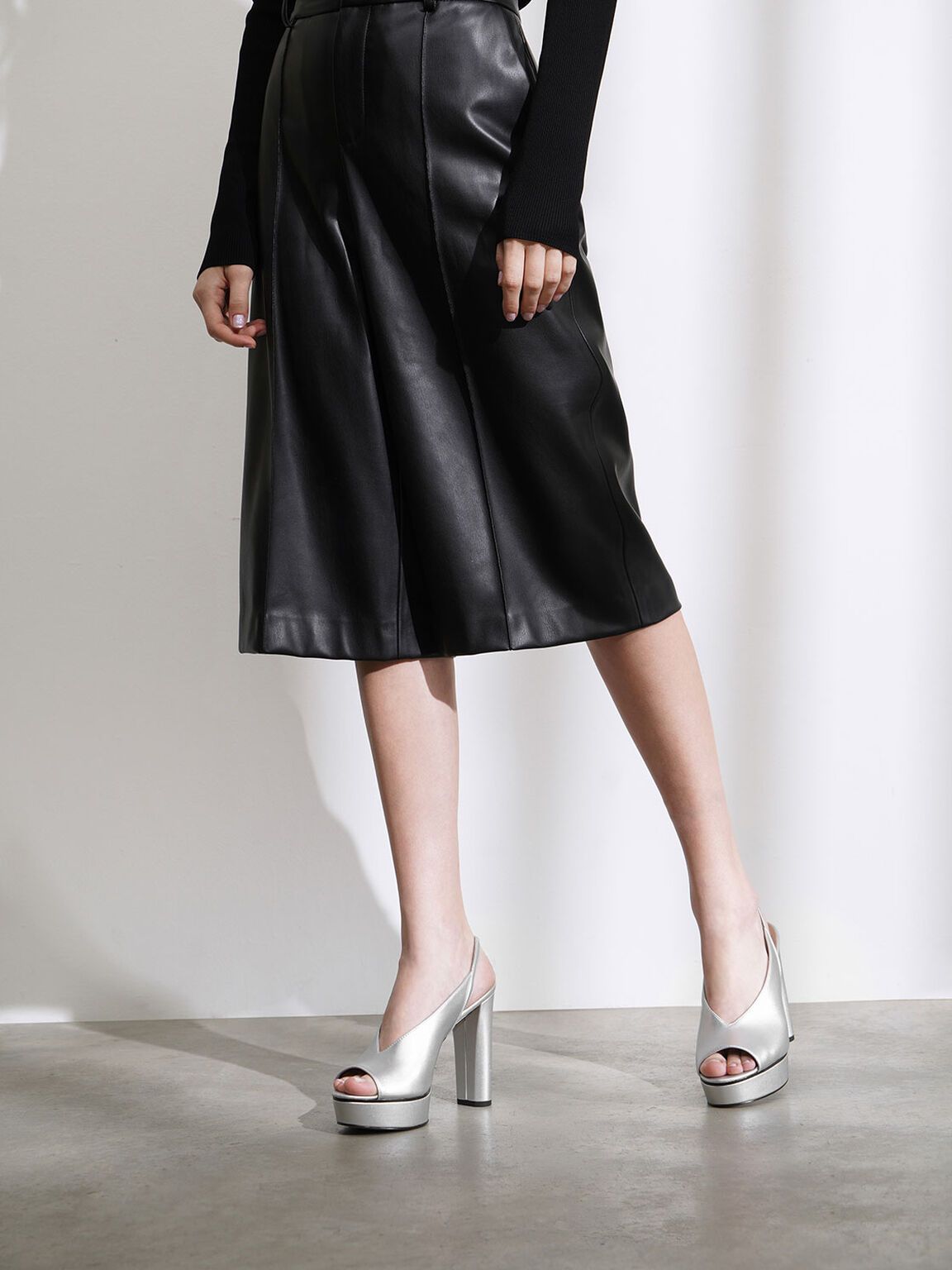 Slingback-Plateaus aus Satin mit V-Schnitt