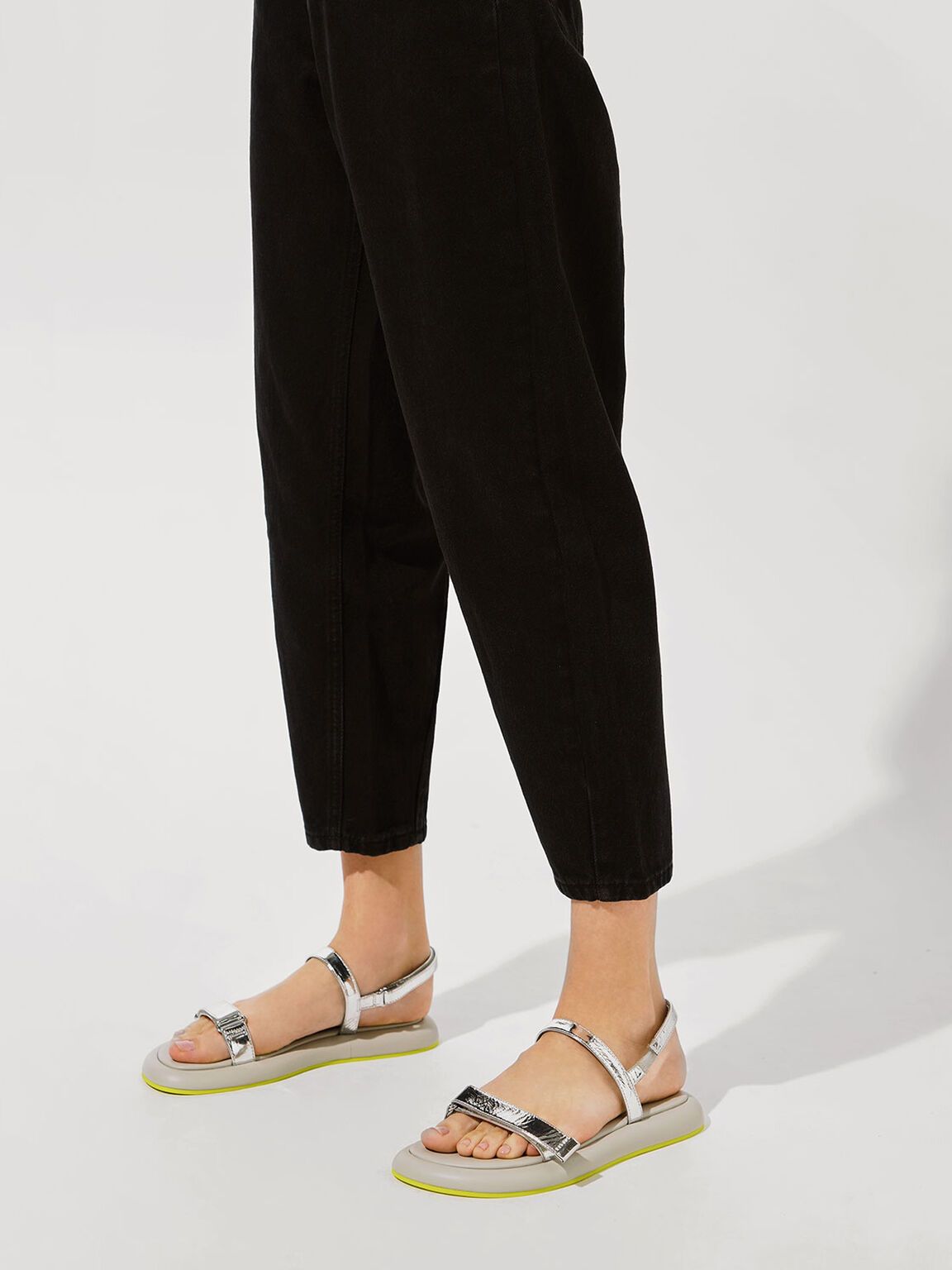 Sandales métallisées à brides velcro