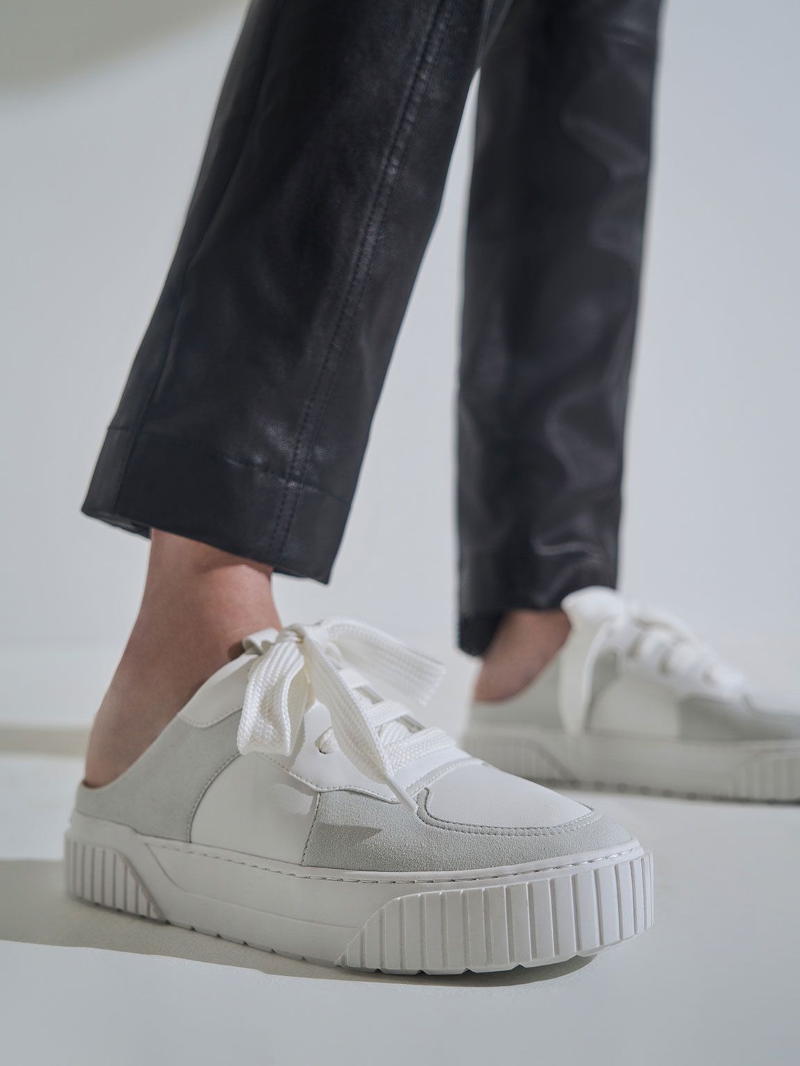 Slip-On-Sneaker aus Mikrosuede