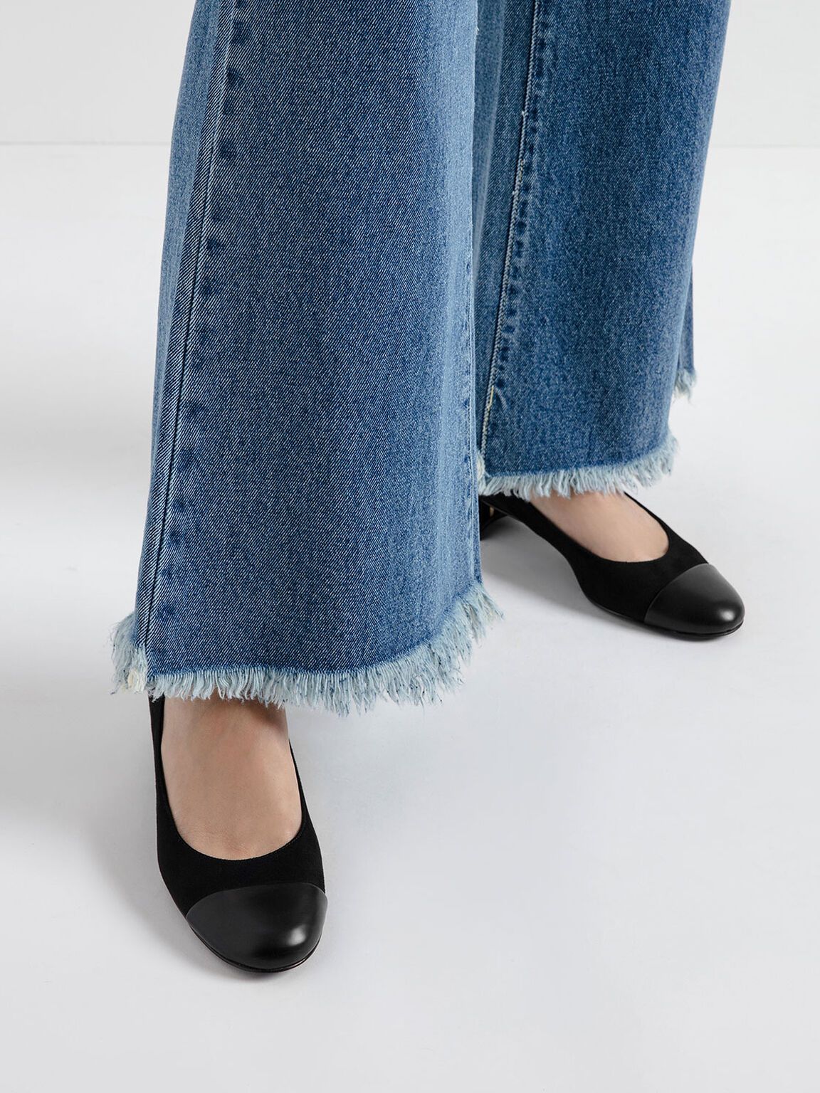 Zweifarbige Pumps mit runder Zehenpartie und gebogenem Blockabsatz