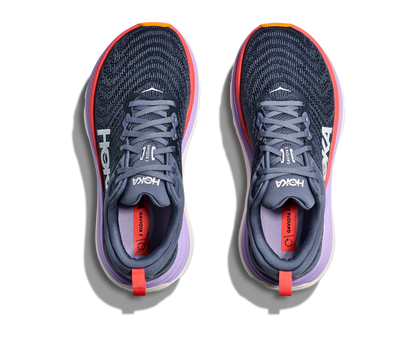 Hoka Gaviota 5 W, skomodell till dam. Denna modell är rymlig i passformen jämfört med andra Hoka skor. Här har ni Hokas stabilaste sko med pronationsstöd. Mörkblå färg i grunden med detaljer i lila, rött och orange. Perfekt för löpningen eller arbetspasset där du behöver mycket dämpning. 