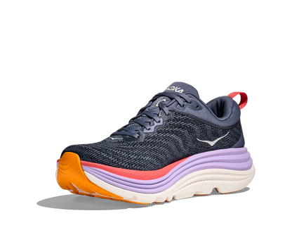 Hoka Gaviota 5 W, skomodell till dam. Denna modell är rymlig i passformen jämfört med andra Hoka skor. Här har ni Hokas stabilaste sko med pronationsstöd. Mörkblå färg i grunden med detaljer i lila, rött och orange. Perfekt för löpningen eller arbetspasset där du behöver mycket dämpning. 