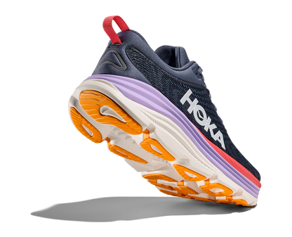 Hoka Gaviota 5 W, skomodell till dam. Denna modell är rymlig i passformen jämfört med andra Hoka skor. Här har ni Hokas stabilaste sko med pronationsstöd. Mörkblå färg i grunden med detaljer i lila, rött och orange. Perfekt för löpningen eller arbetspasset där du behöver mycket dämpning. 