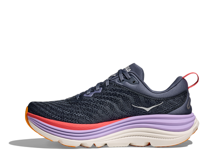 Hoka Gaviota 5 W, skomodell till dam. Denna modell är rymlig i passformen jämfört med andra Hoka skor. Här har ni Hokas stabilaste sko med pronationsstöd. Mörkblå färg i grunden med detaljer i lila, rött och orange. Perfekt för löpningen eller arbetspasset där du behöver mycket dämpning. 