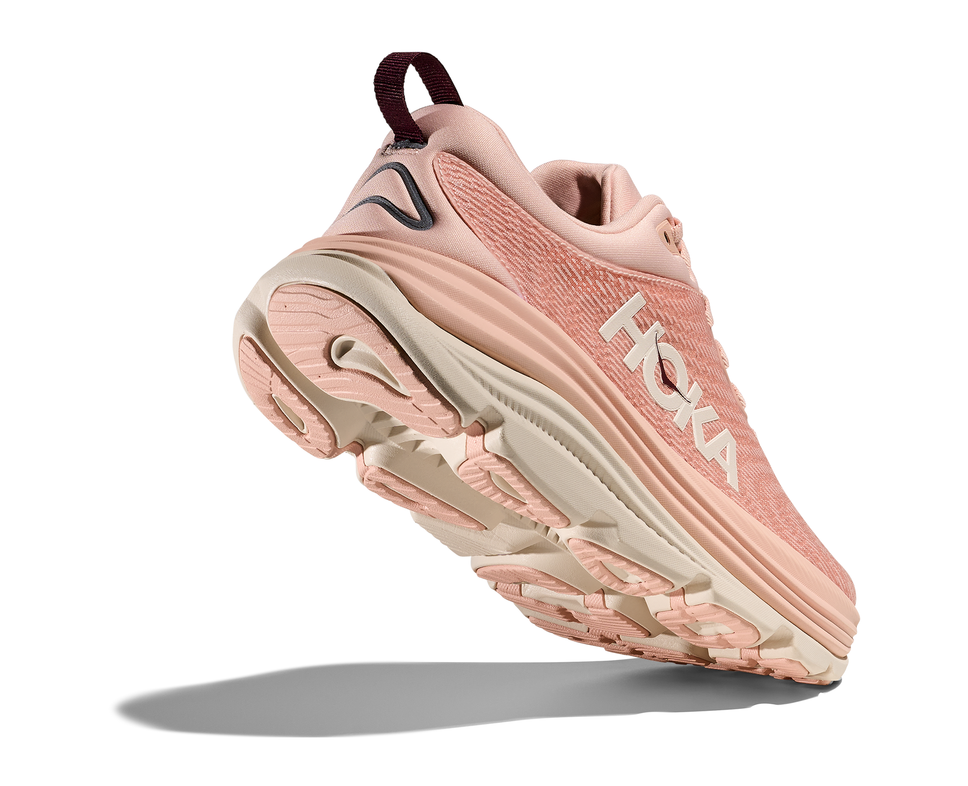 Hoka Gaviota 5 W, skomodell till dam. Denna modell är rymlig i passformen jämfört med andra Hoka skor. Här har ni Hokas stabilaste sko med pronationsstöd. Här går färgen i rosa och beiga nyanser. Perfekt för löpningen eller arbetspasset där du behöver mycket dämpning. 