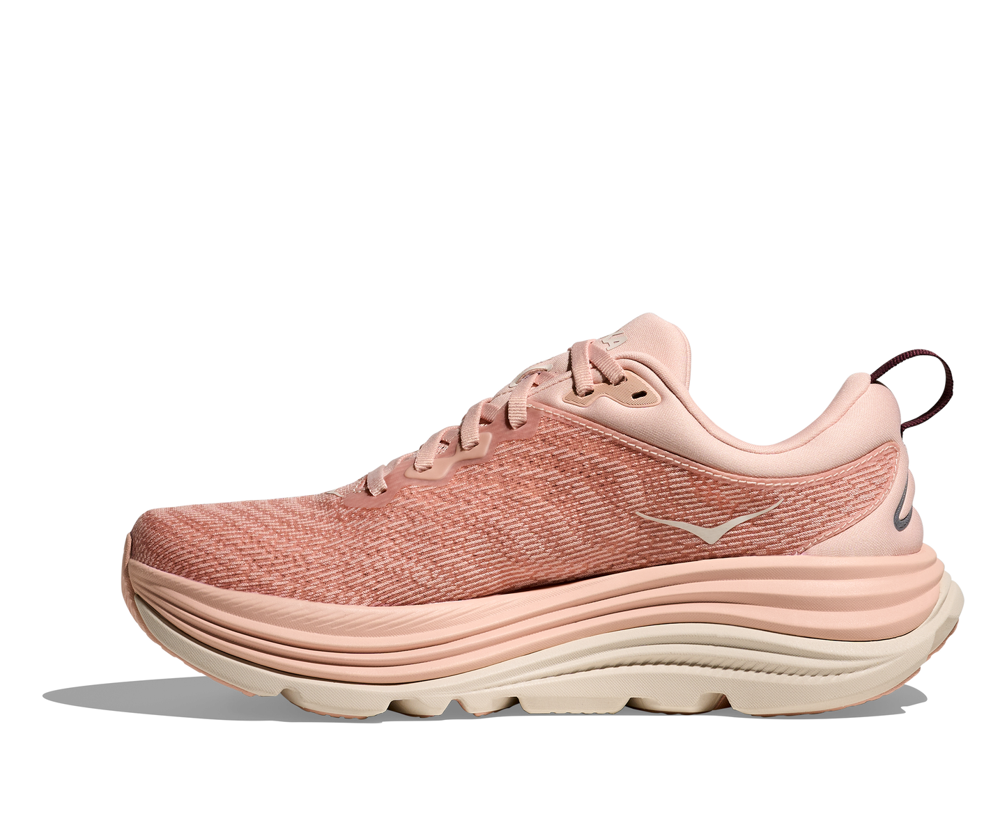 Hoka Gaviota 5 W, skomodell till dam. Denna modell är rymlig i passformen jämfört med andra Hoka skor. Här har ni Hokas stabilaste sko med pronationsstöd. Här går färgen i rosa och beiga nyanser. Perfekt för löpningen eller arbetspasset där du behöver mycket dämpning. 